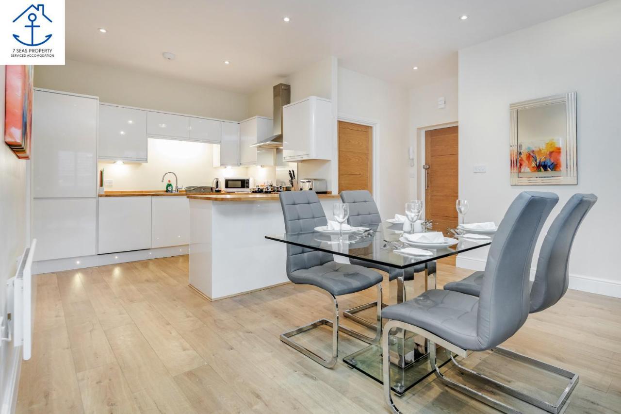 Spacious Luxury 2 Bed Apartment By 7 Seas Property Serviced Accommodation Maidenhead With Parking And Wifi エクステリア 写真